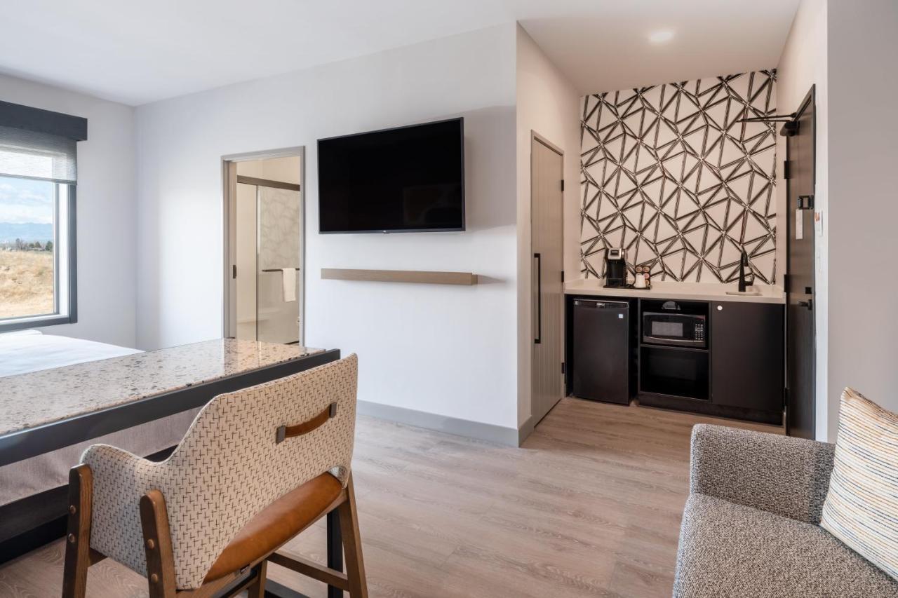 Atwell Suites - Denver Airport Tower Road By Ihg Екстериор снимка